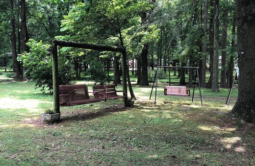 Florence Cabaña | Vacation on the Tennessee River in Northwest Alabama. Quaint cottage/level lot.