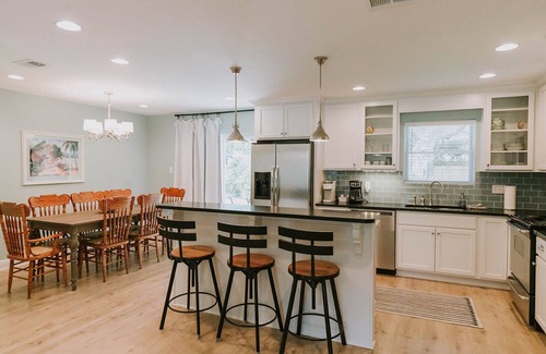 Ocean Springs Casa | Vacation on Vista close to beach & downtown Ocean Springs! Includes golf cart!