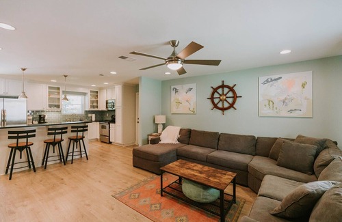 Ocean Springs Casa | Vacation on Vista close to beach & downtown Ocean Springs! Includes golf cart!