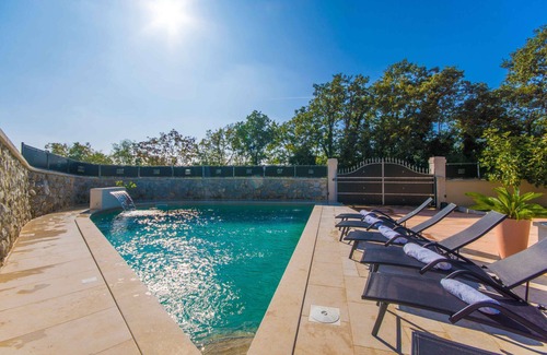 Muzini Villa | Piscina privada de 50 metros cuadrados, amplio jardín, ideal para familias, cada habitación con aire acondicionado.