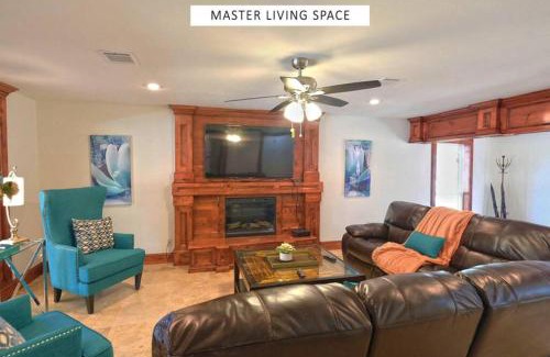 Conroe Casa | Vacation Pool House in the Serene Wilderness - Robert E Lee