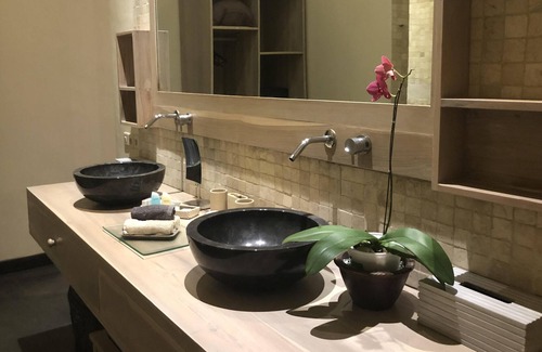 Dencarik Villa | Casa en alquiler en Bali, 2-10 personas Villa privada con piscina junto al mar
