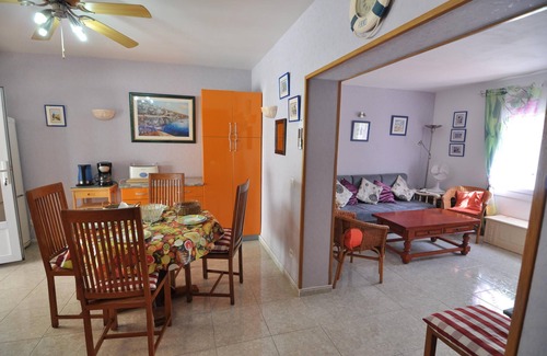 El Mas Mates Chalet De Esquí | Alquiler vacacional en Roses, Costa Brava: Acogedora casa de 2 dormitorios con jardín y terraza, a 800 metros de la playa.