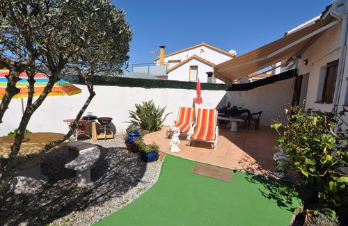 El Mas Mates Chalet De Esquí | Alquiler vacacional en Roses, Costa Brava: Acogedora casa de 2 dormitorios con jardín y terraza, a 800 metros de la playa.