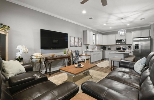 Long Beach Apartamento | Vacation Rental Oasis in Downtown Long Beach - Your Gateway to Gulf Coast Bliss!
