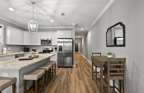 Long Beach Apartamento | Vacation Rental Oasis in Downtown Long Beach - Your Gateway to Gulf Coast Bliss!