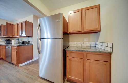 Ashtabula Apartamento | Vacation Rental w/ Porch & Views of Lake Erie!