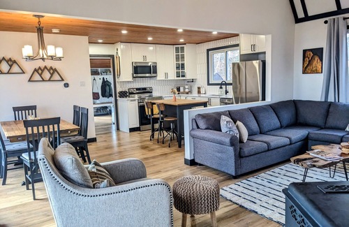 Huntsville Cabaña | Vacation retreat in Muskoka's Hidden Valley! Walk to ski hill or beach.