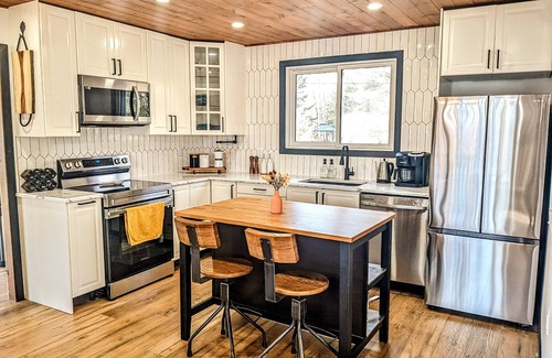 Huntsville Cabaña | Vacation retreat in Muskoka's Hidden Valley! Walk to ski hill or beach.