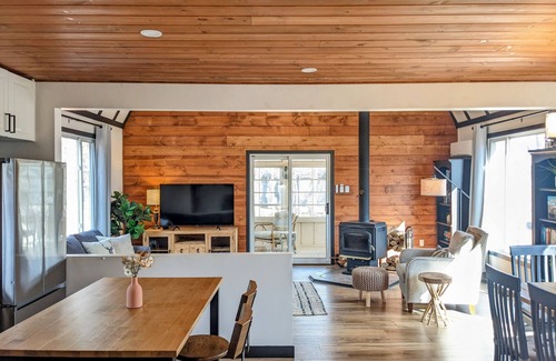 Huntsville Cabaña | Vacation retreat in Muskoka's Hidden Valley! Walk to ski hill or beach.