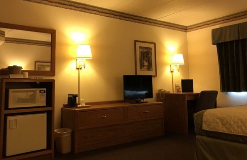 Thorp Casa | Vacation Starts Here! Free Parking, Pets Allowed, Near Thorp Aquatic Center
