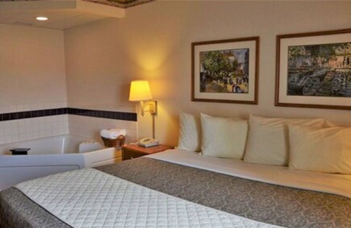 Thorp Casa | Vacation Starts Here! Free Parking, Pets Allowed, Near Thorp Aquatic Center