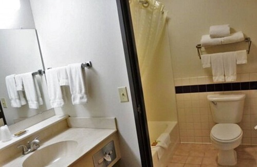 Thorp Casa | Vacation Starts Here! Free Parking, Pets Allowed, Near Thorp Aquatic Center