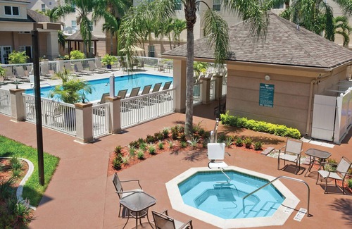 Villas Apartamento | Vacation Starts Here! Outdoor Pool and BBQ Facilities, Near Fish Tale Marina!