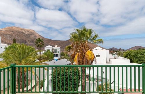 Yaiza Apartamento | Vacation 'Suite Con Terraza' with Wi-Fi and Air Conditioning