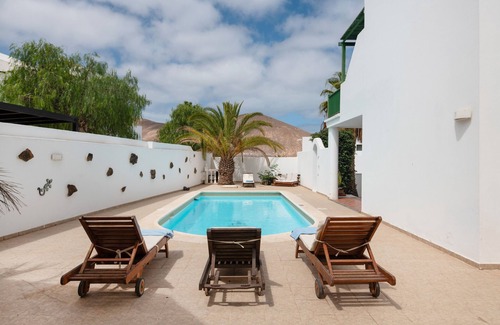 Yaiza Apartamento | Vacation 'Suite Con Terraza' with Wi-Fi and Air Conditioning