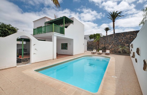 Yaiza Apartamento | Vacation 'Suite Con Vistas A Montaña' with Shared Pool, Wi-Fi and Air Conditioning