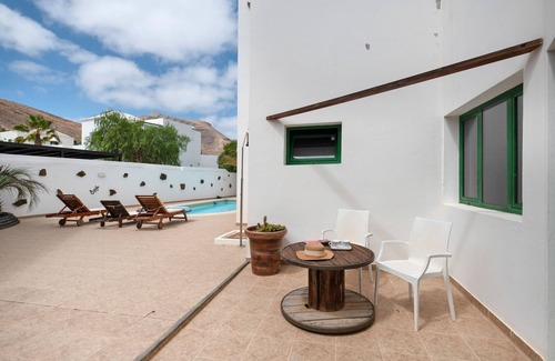 Yaiza Apartamento | Vacation 'Suite Con Vistas A Montaña' with Shared Pool, Wi-Fi and Air Conditioning
