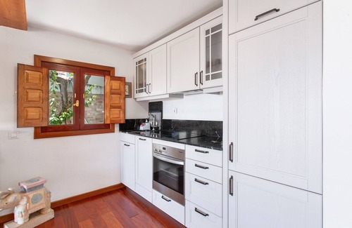 Las Lagunetas Apartamento | Vacaciones 'Upper House' con vistas a la montaña, Wi-Fi y aire acondicionado