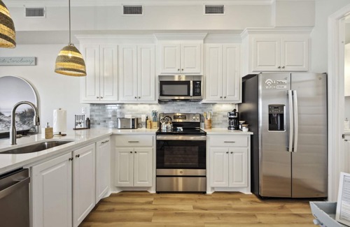 Gulfport Casa | Vacation Vibes - Beachfront Home | Steps to the water <10 to downtown Gulfport