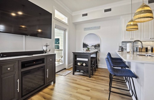 Gulfport Casa | Vacation Vibes - Beachfront Home | Steps to the water <10 to downtown Gulfport