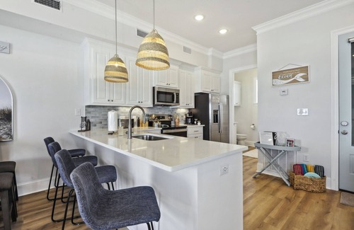 Gulfport Casa | Vacation Vibes - Beachfront Home | Steps to the water <10 to downtown Gulfport