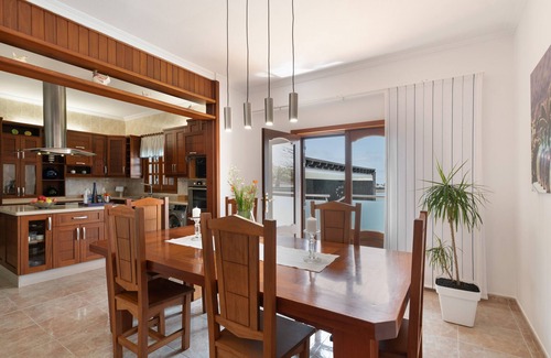 Teguise Villa | Villa de vacaciones 'Casa Los Llanos Teseguite Lanzarote' con vistas al mar, piscina privada y Wi-Fi