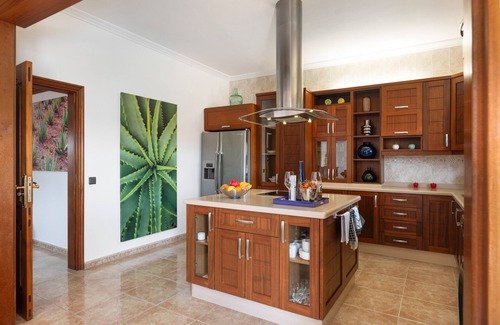 Teguise Villa | Villa de vacaciones 'Casa Los Llanos Teseguite Lanzarote' con vistas al mar, piscina privada y Wi-Fi