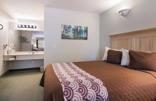 Bellaire Hotel | The Legend Inn - ubicado en Summit Village en Shanty Creek