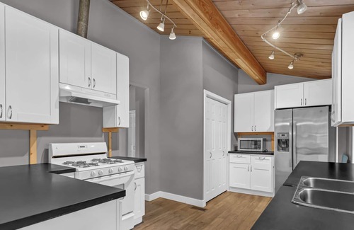 Langley Casa | Vacation3BDR Rustic Looking Rancher with Indoor/Outdoor Wood Fire and lawn.