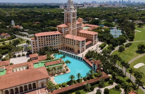 Coral Way Casa | Vacay Spot Large Family Vacation Rental 4to23guest