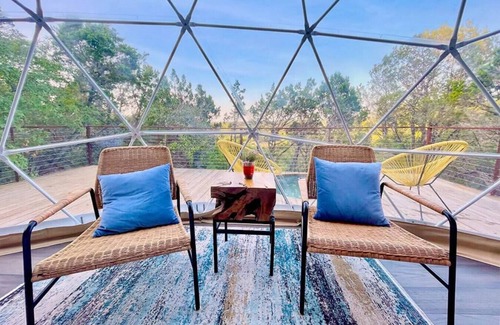 Oatmeal Apartamento | Vagary: Luxury Glamping in Treetop Dome + Dip Pool