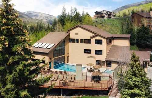 Highland Meadows Condominio | Vail Condo available checking in on Friday, September 13th