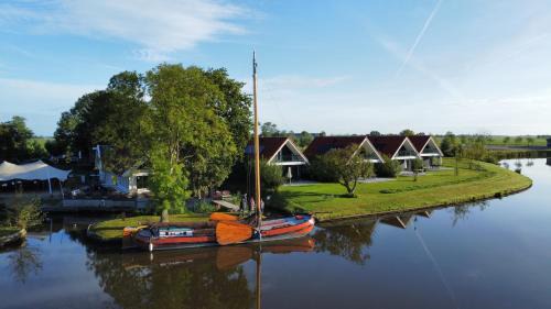 Oostrum Casa | Vakantiehuis aan het water met omheinde tuin