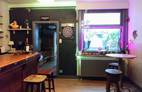 Mol Casa | Vakantiewoning in Mol centrum met eigen bar "CasaCuriosa"