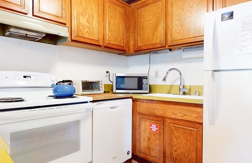 Mammoth Lakes Condominio | Val DIsere 6 Pet-Friendly Mountain Rustic Spacious Condo only Short Walk To The Village by RedAwning
