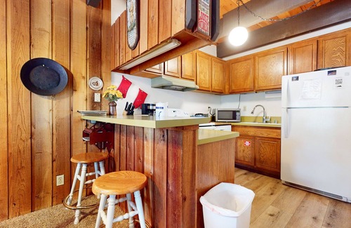 Mammoth Lakes Condominio | Val DIsere 6 Pet-Friendly Mountain Rustic Spacious Condo only Short Walk To The Village by RedAwning