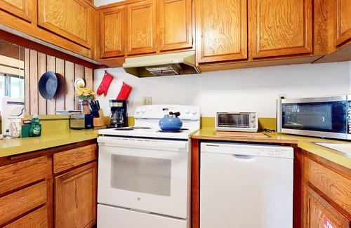 Mammoth Lakes Condominio | Val DIsere 6 Pet-Friendly Mountain Rustic Spacious Condo only Short Walk To The Village by RedAwning