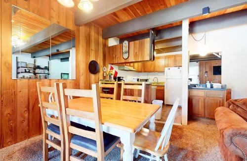 Mammoth Lakes Condominio | Val DIsere 6 Pet-Friendly Mountain Rustic Spacious Condo only Short Walk To The Village by RedAwning