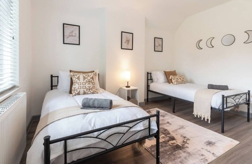 Woodley Casa | Valarie - 3 Bedroom house with Parking