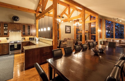 Golden Chalet De Esquí | Valhalla: 6 bedroom luxury home at Kicking Horse Mountain Resort