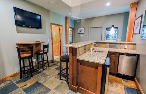 Golden Chalet De Esquí | Valhalla: 6 bedroom luxury home at Kicking Horse Mountain Resort