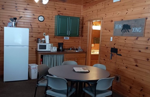 Washburn Cabina | Valhalla View Cabins Trail Side 1-bedroom North of Washburn with WiFi, AC