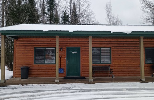 Washburn Cabina | Valhalla View Cabins Trail Side 1-bedroom North of Washburn with WiFi, AC