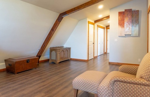 Woodburn Casa | Valle Verde Barn Loft: Rest and Relax on the Farm