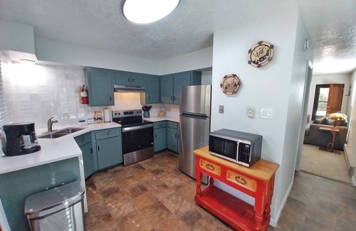 Red River Casa | Valley Condo 101 - Creekside - End Unit - Wi-Fi - Hot Tub - Fireplace - Washer/D