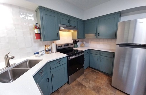 Red River Casa | Valley Condo 101 - Creekside - End Unit - Wi-Fi - Hot Tub - Fireplace - Washer/D