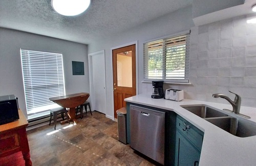 Red River Casa | Valley Condo 101 - Creekside - End Unit - Wi-Fi - Hot Tub - Fireplace - Washer/D