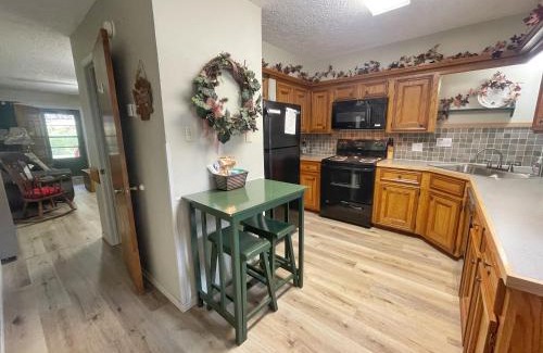 Red River Casa | Valley Condo 112 - Creekside - WiFi - Pet Friendly - Hot Tub - Fireplace - Washer - Dryer - Playground