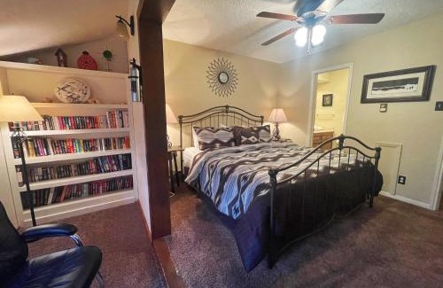 Red River Casa | Valley Condo 116 - Creekside - WiFi - Hot Tub - Fireplace - Washer - Dryer - Playground
